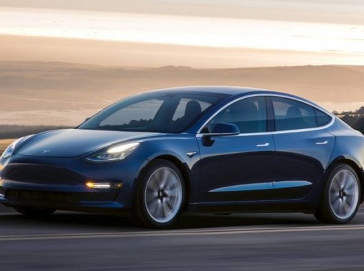 Tesla Model 3 a noleggio lungo termie